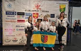 Reprezentantki szkoły Fit-Art z trenerkami