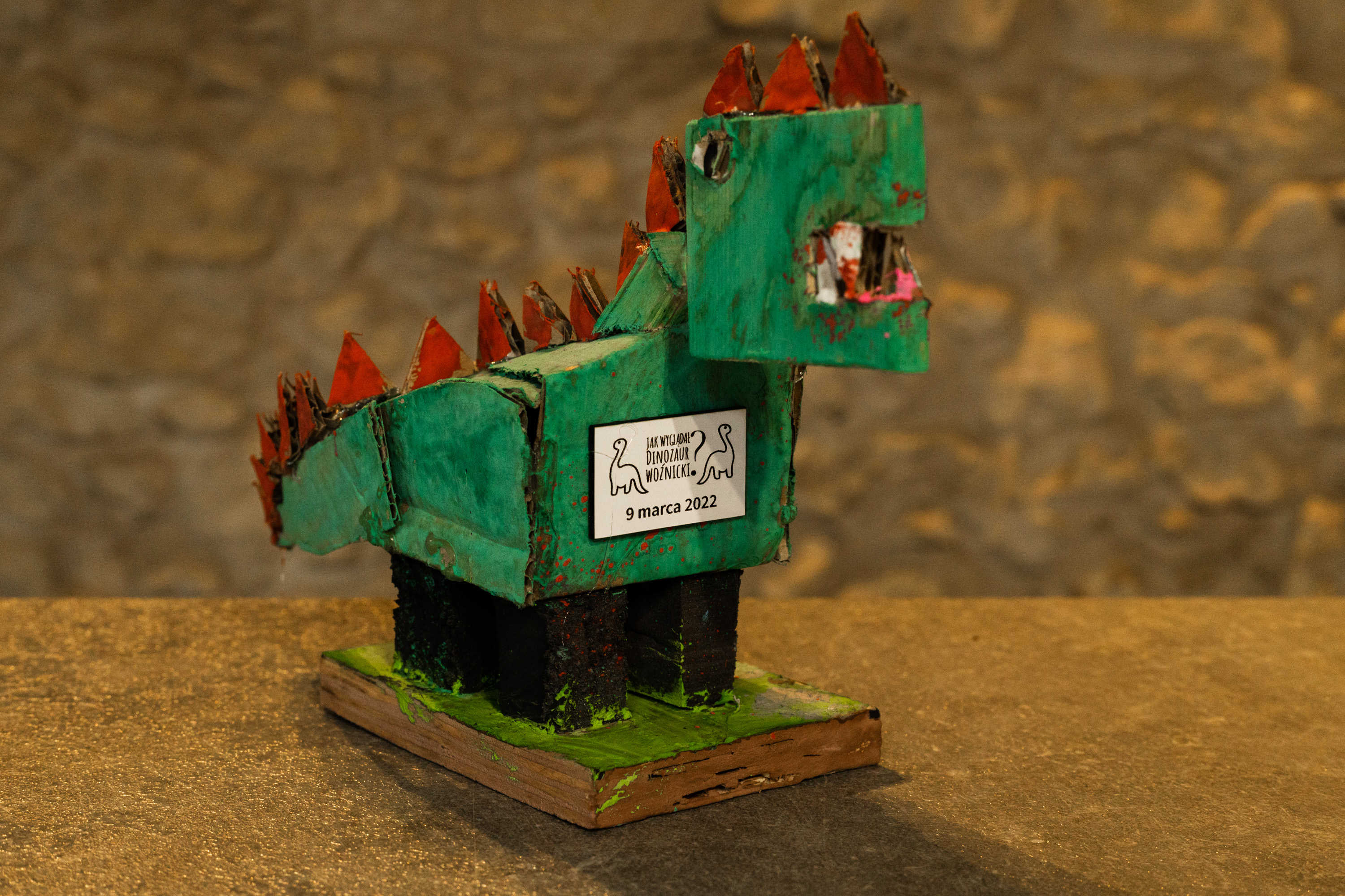 statuetka dinozaura