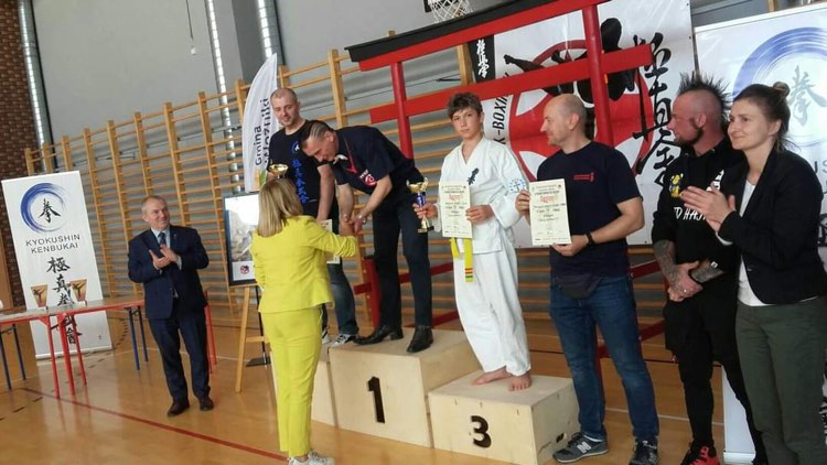 uczestnicy zawodów karate na podium