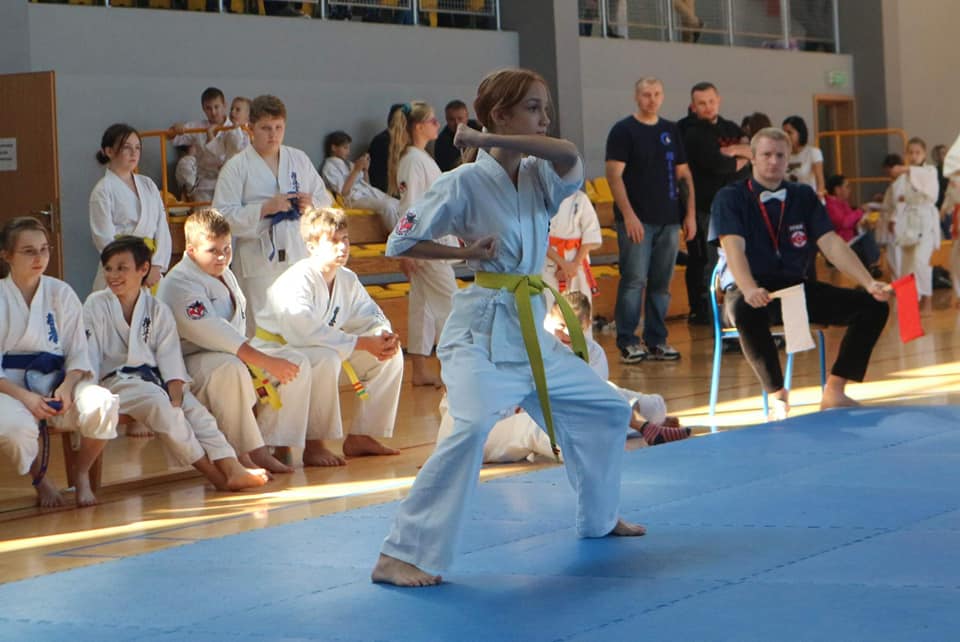 uczestniczka zawodów karate podczas wykonywania pokazu