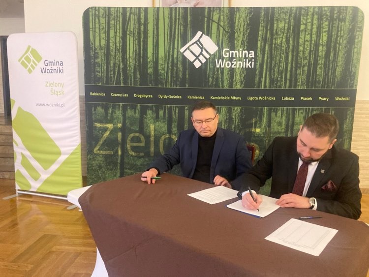 burmistrz Woźnik i starosta lubliniecki podpisują dokumenty
