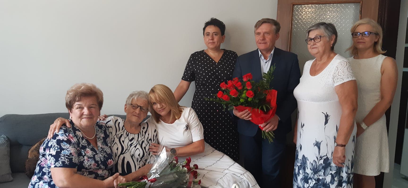 goście składają życzenia jubilatce 