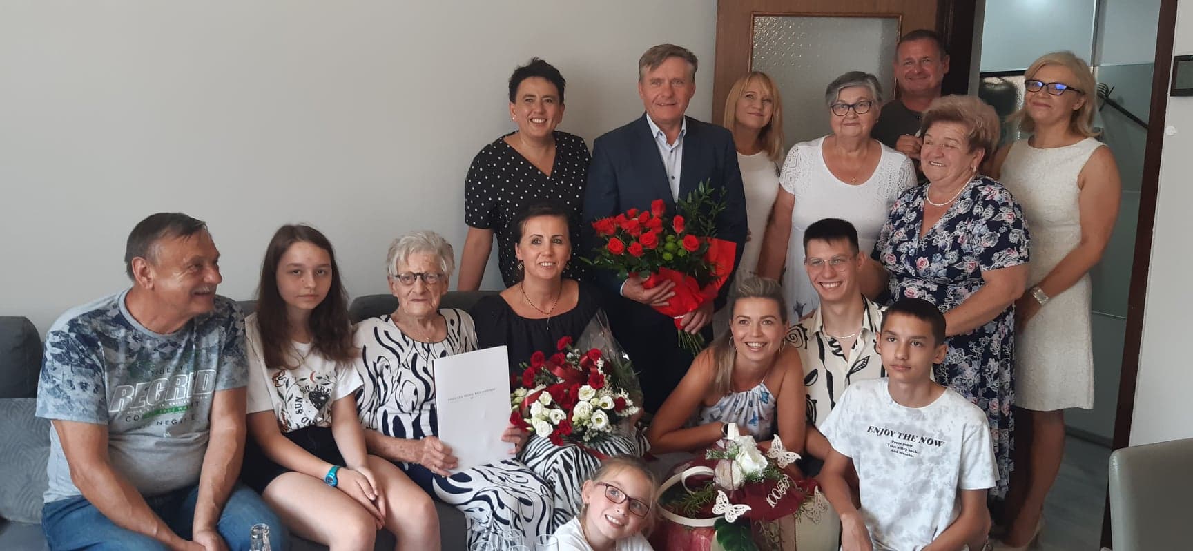 pamiątkowa fotografia jubilatki 100 latki pani Heleny z rodziną i goścmi