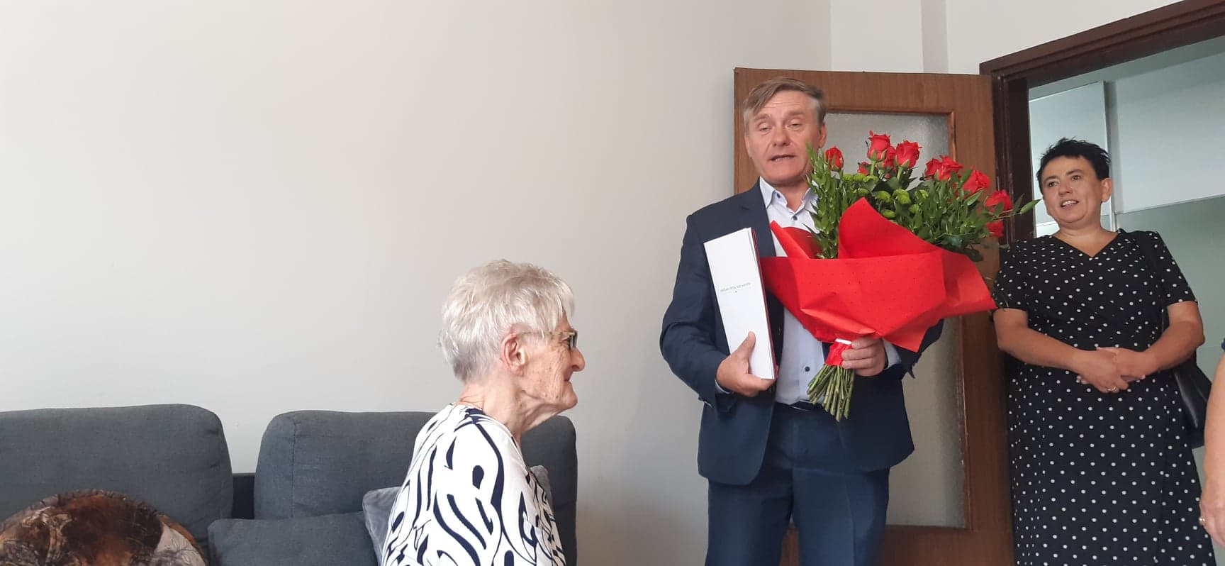 goście składają życzenia jubilatce 