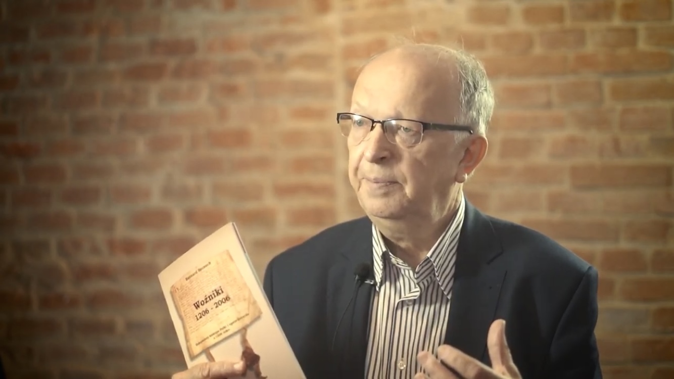 Bernard Szczech podczas nagrania materiału tv