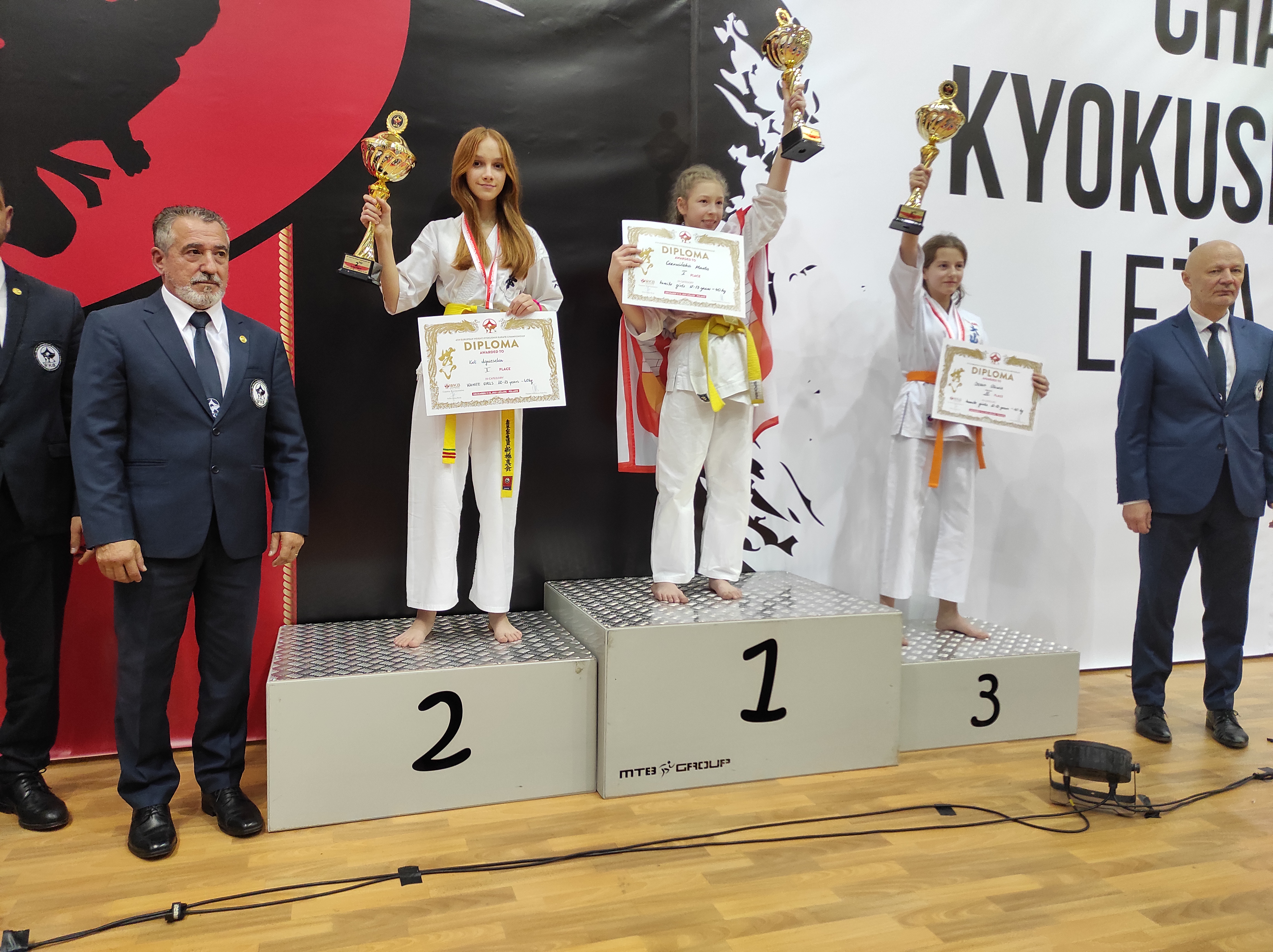 zawodniczka karate Agnieszka Kot stojąca na podium