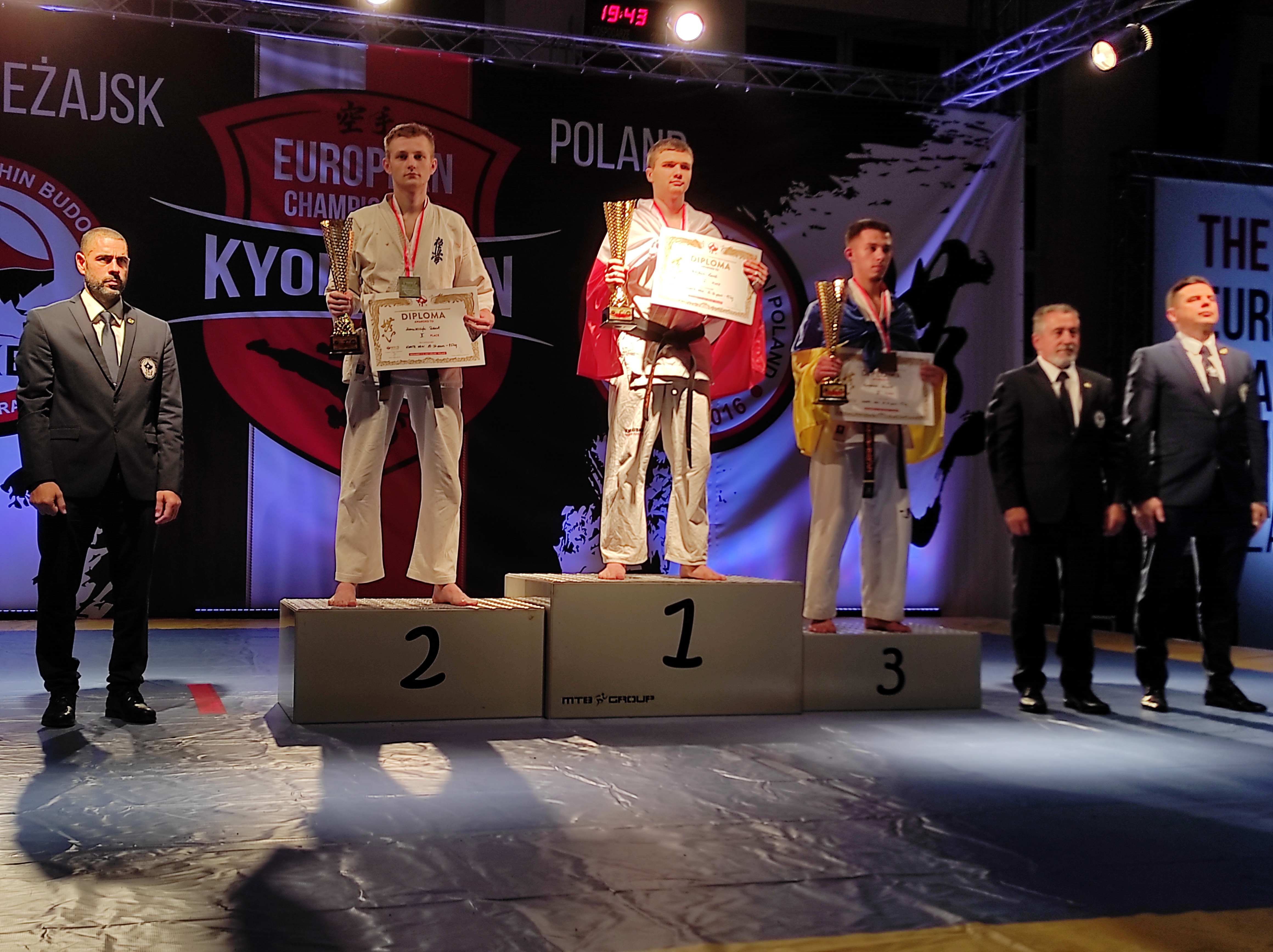 karateka Robert Maruszczyk stojący na podium