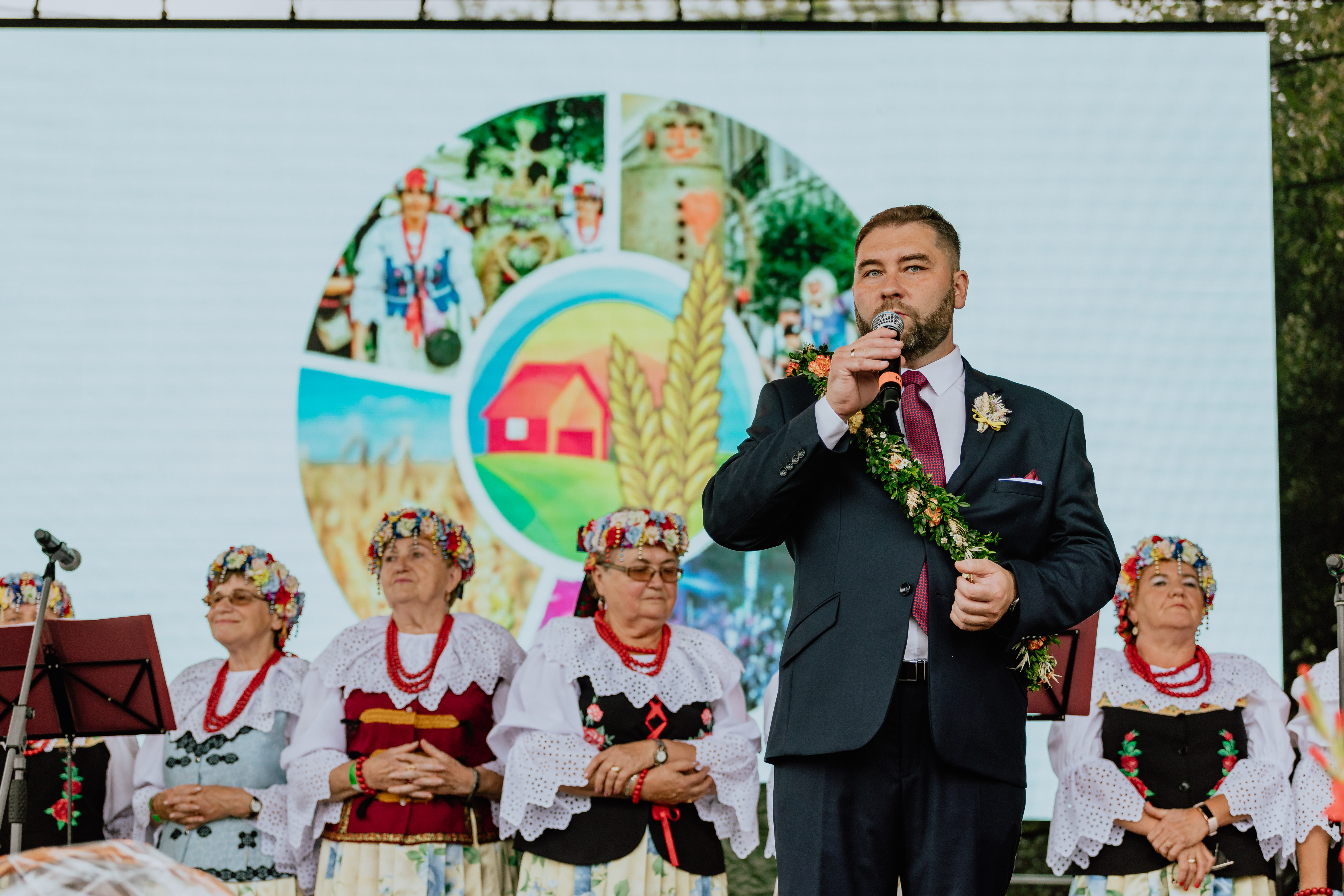 burmistrz Woźnik otwiera dożynki