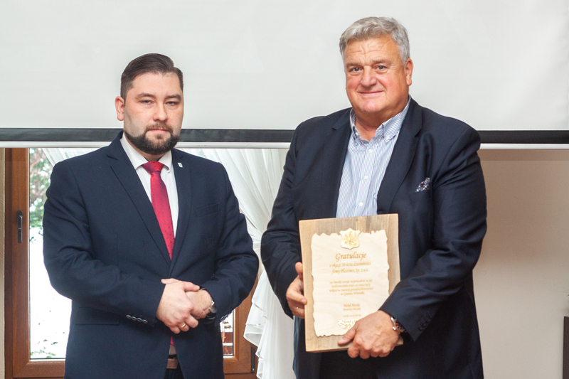 Podczas spotkania burmistrz Woźnik uhonorował firmę Plastimex z okazji jubileuszu 30-lecia jej istnienia