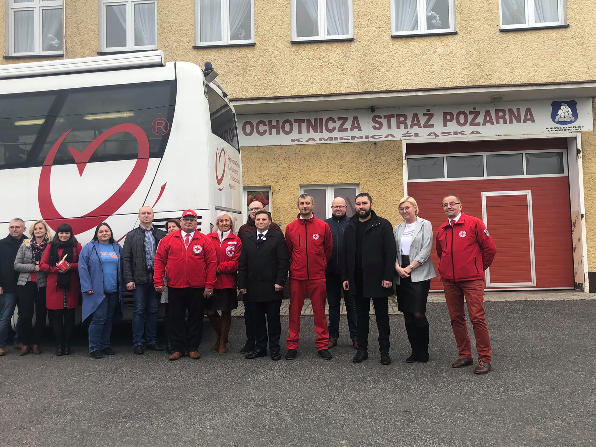 grupa wolontariuszy i organizatorów akcji krwiodastwa stojąca przed krwiobusem w sołęctwie Kamienica