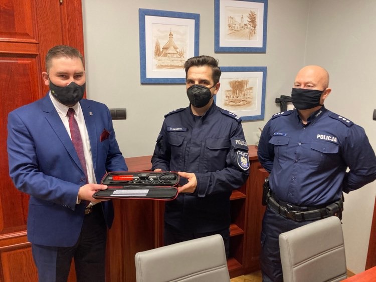 burmistrz woźnik przekazuje policjantom nowoczesny alkomat
