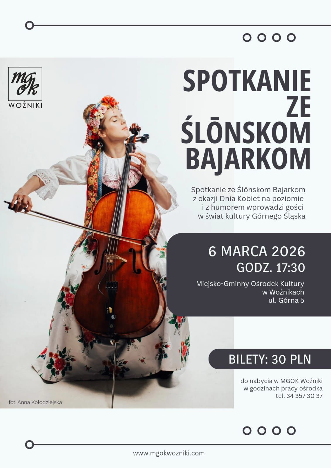 kobieta w&nbsp;śląskim stroju grająca na&nbsp;wiolonczeli