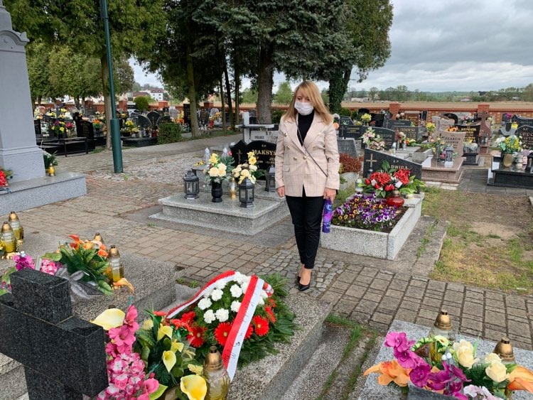 złożenie kwiatów na cmentarzu Zastępca burmistrza Woźnik Beata Bacior i radna miejska Magdalena Kołtun złożyły wiązanki na grobach powstańców śląskich z Woźnik na cmentarzu przy kościele św, Walentego.