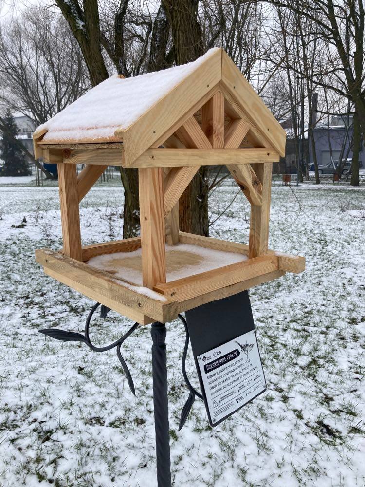 karmnik stojący na terenie Łany Skweru