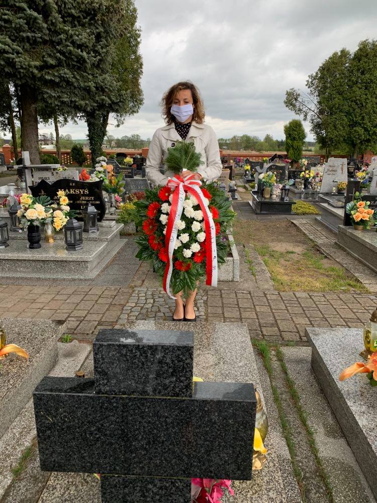 złożenie kwiatów na cmentarzu Zastępca burmistrza Woźnik Beata Bacior i radna miejska Magdalena Kołtun złożyły wiązanki na grobach powstańców śląskich z Woźnik na cmentarzu przy kościele św, Walentego.