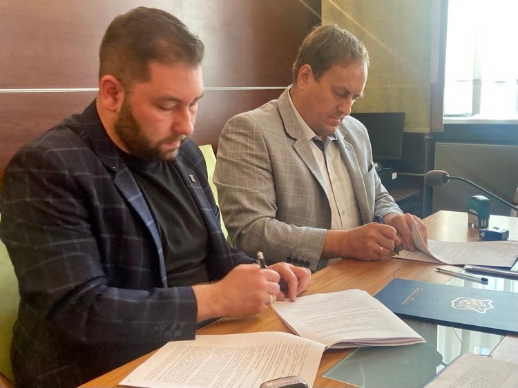 Michał Aloszko burmistrz Woźniki i Piotr Hucz ze spółki Hucz podpisują umowę