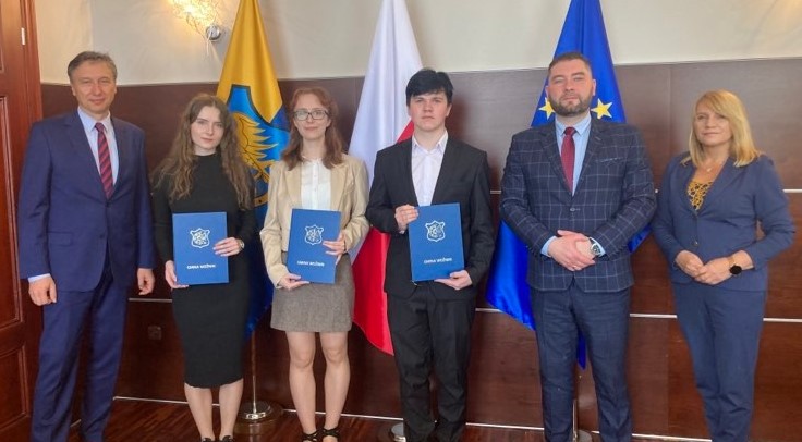 dyrektor LO w&nbsp;Psarach Jarosław Kacorzyk. Michalina Zaręba, Klaudia Pogoda, Jan Pogoda, burmistrz Woźnik Michał Aloszko, zastępca burmistrza Beata Bacior.