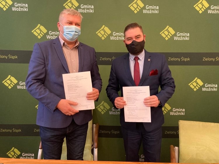 burmistrz Woźnik Michał Aloszko i prezes zarządu GTVBUS Janusz Brzeziński podpisali umowę, na mocy której od stycznia miasto i wszystkie sołectwa Gminy Woźniki będą miały bezpośredni dostęp do bezpłatnej, gminnej komunikacji publicznej