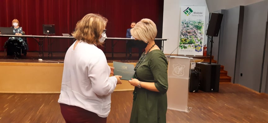 Anna Brzozowska odbiera żaświadczenie o wyborzez na radną