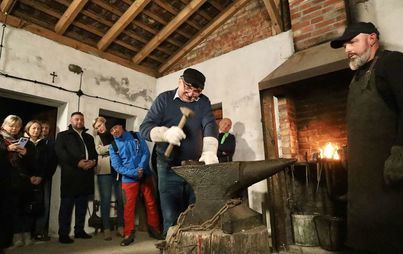 Zdjęcie do Miejsce z ognia i ciemności