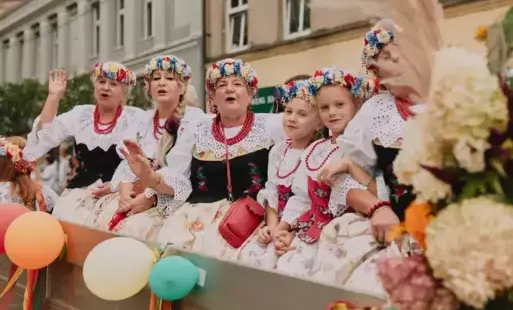 wóż na którym siedza panie z kół gopsodyń wiejskich, pani eubrane są w stoje śląskie 