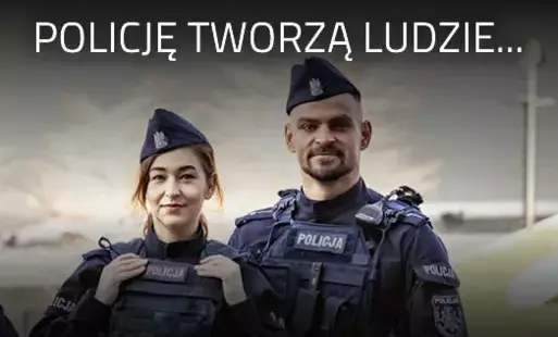 Na zdjęciu dwóch funkcjonariuszy Policji – kobieta i mężczyzna. Ffunkcjonariusze są ubrani w granatowe mundury taktyczne. W tle widać rozmyty krajobraz. Nad nimi znajduje się napis 'POLICJĘ TWORZĄ LUDZIE...'. 