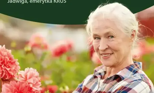 starsza kobieta, w tle kwiaty