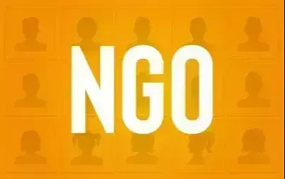 napis NGO na pomarańczowym tle 