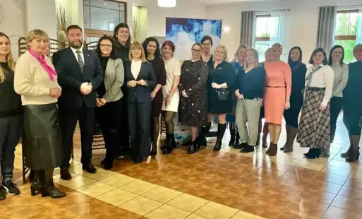 pracownicy instytucji pomocowych podczas uroczystości z okazji dnia pracownika socjalnego, pracownicy ustawieni do wspólnego zdjęcia razem z władzami Woźnik