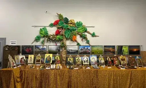 wystawa ikon, na stole zaprezentowano kilkadziesiąt ikon