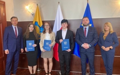 Zdjęcie do Gratulacje dla stypendyst&oacute;w premiera i najlepszych absolwent&oacute;w LO