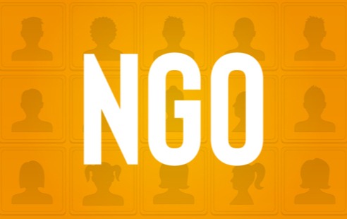 napis NGO na pomarańczowym tle