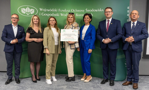 zdjęcie na którym widać m.in: marsząłka województwa, prezesa wfoś w katowicach, dyrketor szkoły w lubszy