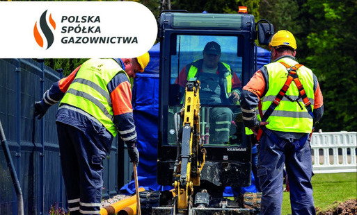 pracownicy polskije spółki gazownictwa w trakcie prac, dwóch kopie rów, trzeci siedzi w minikoparce